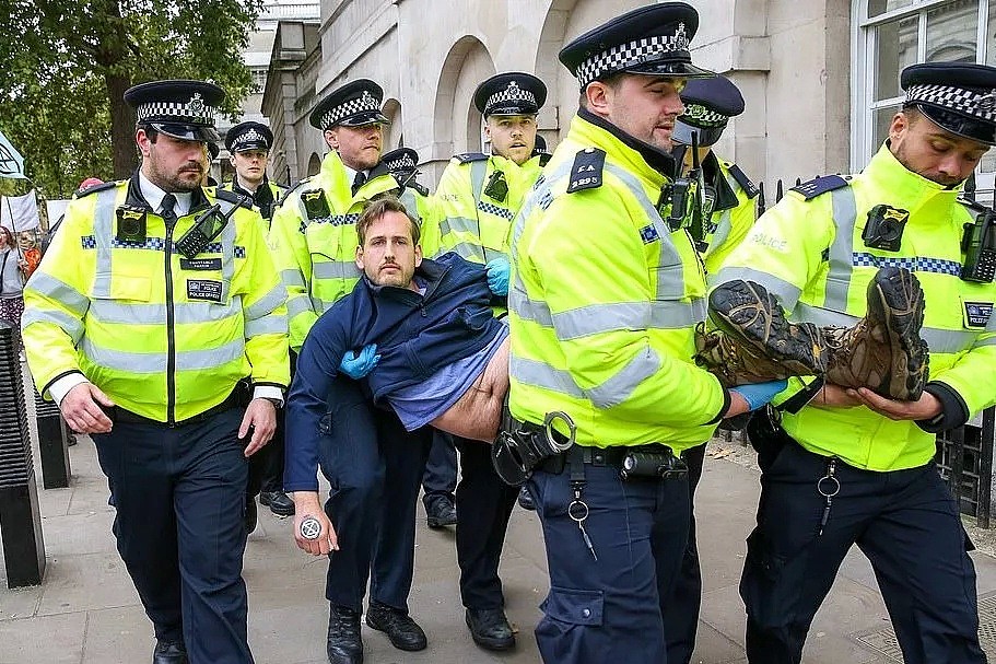 英国逮捕280名极端环保者 首相：简直无理取闹（组图） - 6
