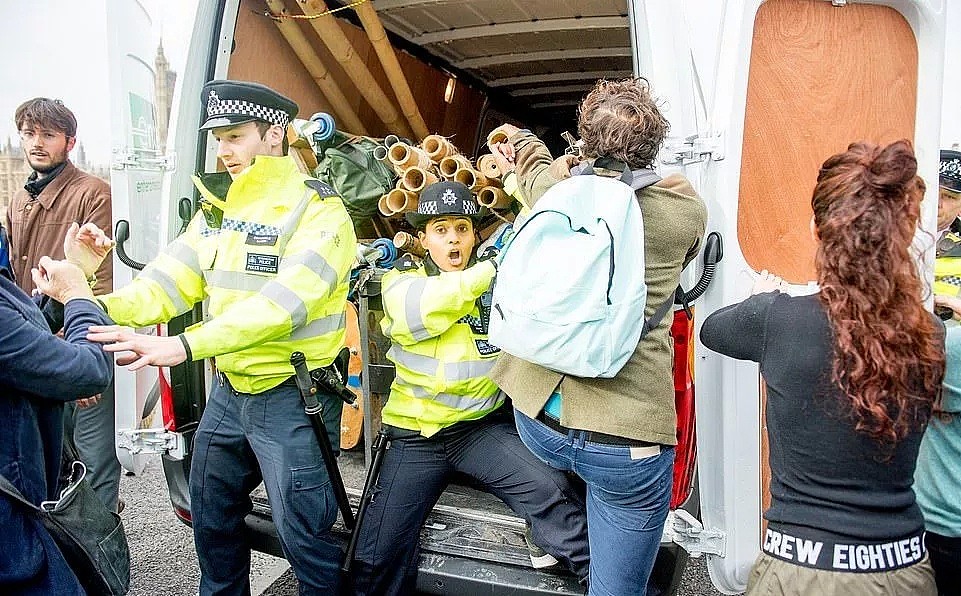 英国逮捕280名极端环保者 首相：简直无理取闹（组图） - 14