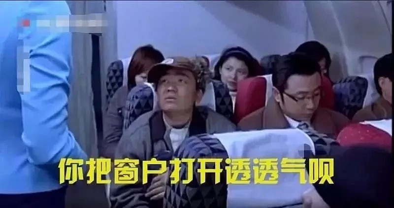 华人女子飞机上一个动作，被罚十几万！女乘客当众脱内裤吹干！澳媒揭露飞机上奇葩乘客，看完再也不羡慕空姐了… - 1