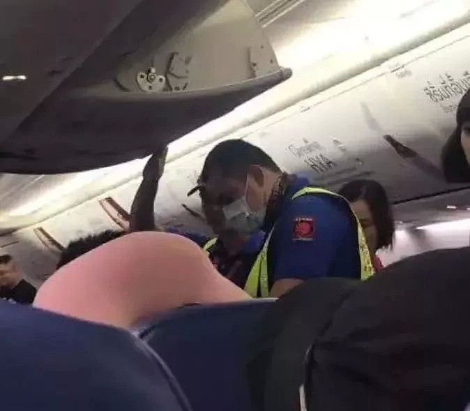 华人女子飞机上一个动作，被罚十几万！女乘客当众脱内裤吹干！澳媒揭露飞机上奇葩乘客，看完再也不羡慕空姐了… - 10