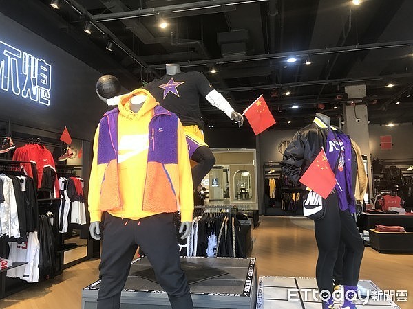 ▲北京最大的ＮＢＡ旗舰店店内插五星国旗表示「爱国立场」。 （图／记者任以芳摄）