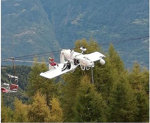 惊险！飞机突坠阿尔卑斯山 180度翻转倒挂电缆间（组图） - 1