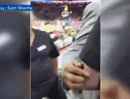 美国球迷NBA季前赛上举乱港标语喊口号，被保安轰了出去（组图） - 3