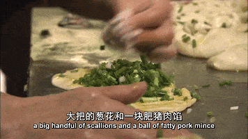 在上海的弄堂里，这只做了32年的葱油饼，竟然吸引了BBC···