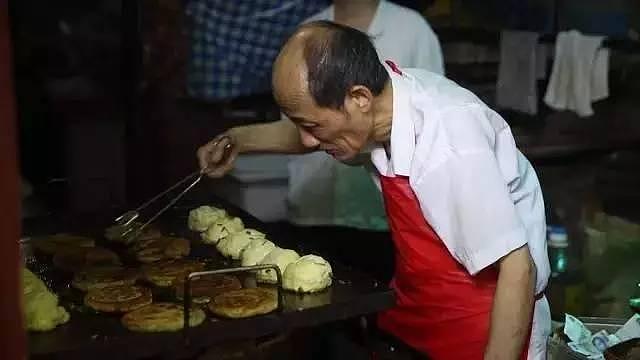 在上海的弄堂里，这只做了32年的葱油饼，竟然吸引了BBC···