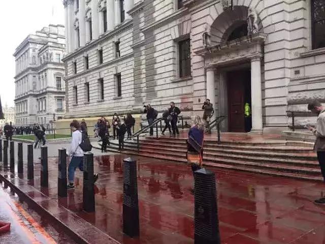伦敦大混乱！示威者“血染”财政部，躺尸唐宁街，这是要上天？