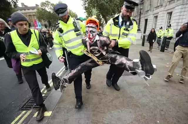 伦敦大混乱！示威者“血染”财政部，躺尸唐宁街，这是要上天？