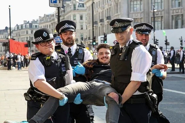 伦敦警察上街捉