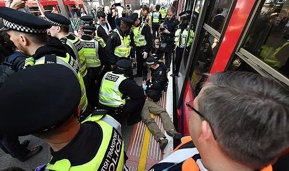 伦敦警察上街捉