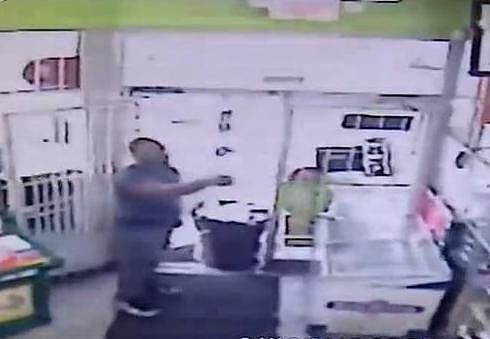 美国便利店枪击案：黑人来店里闹事，巴勒斯坦老板掏出AK47一顿扫射
