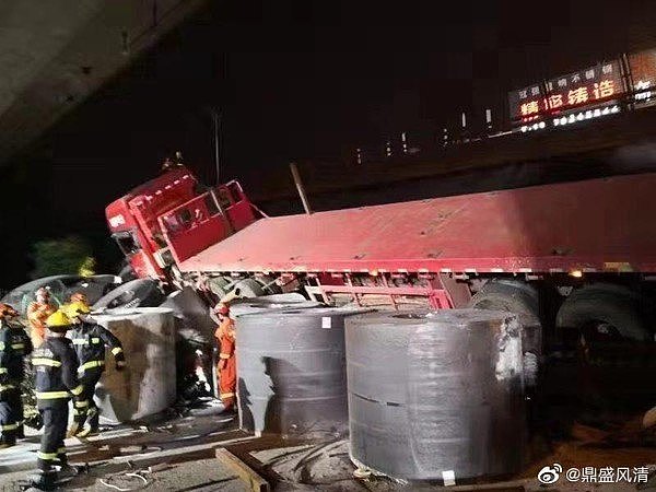 ▲▼江苏无锡高架桥垮塌，网曝光疑似超载货车。 （图／翻摄自微博）