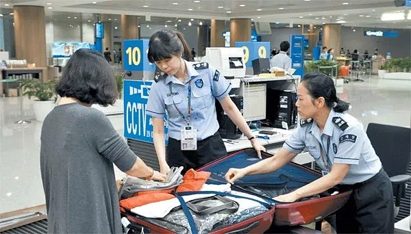 华人旅客一回国, 行李就被锁贴封条!！中国海关“黑科技”执法, 这些东西千万别带！（组图） - 8