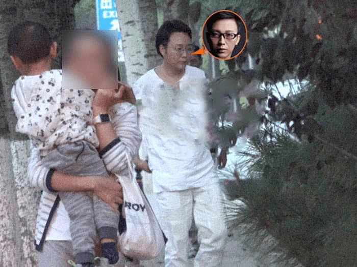 李玉刚罕见现身街头无人识，被女友人喂食互动超亲密（组图） - 1