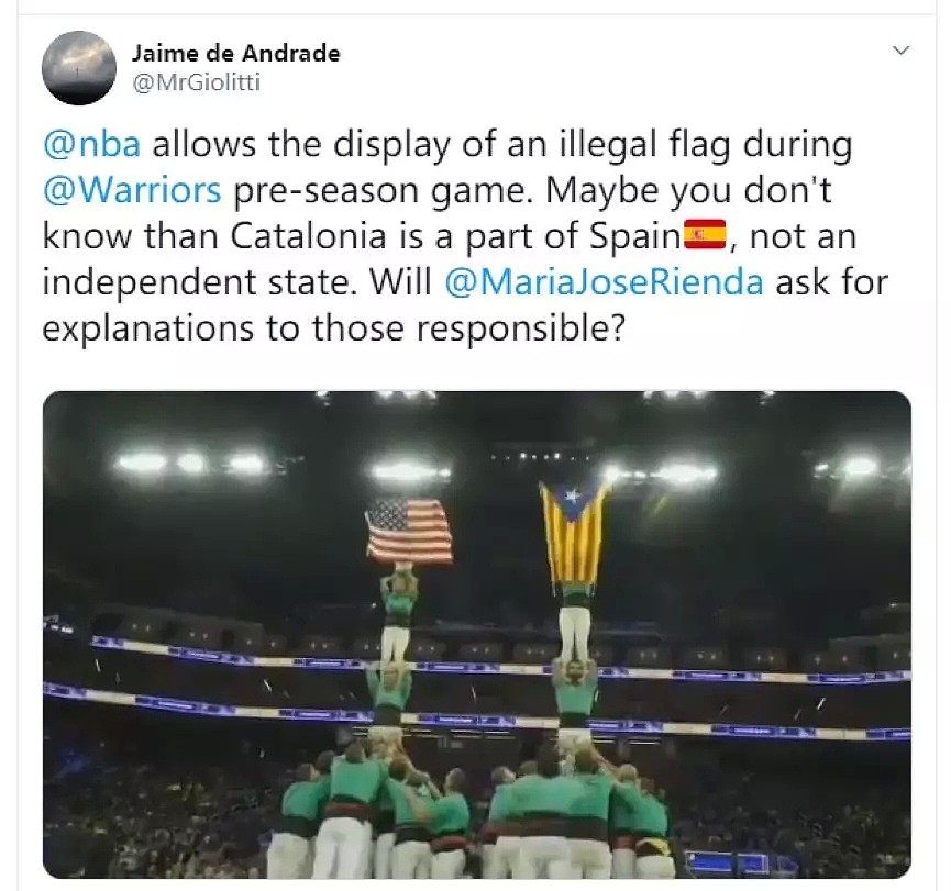 NBA又出幺蛾子！赛场惊现分裂西班牙旗帜，美媒选择了集体失明（视频/组图） - 4