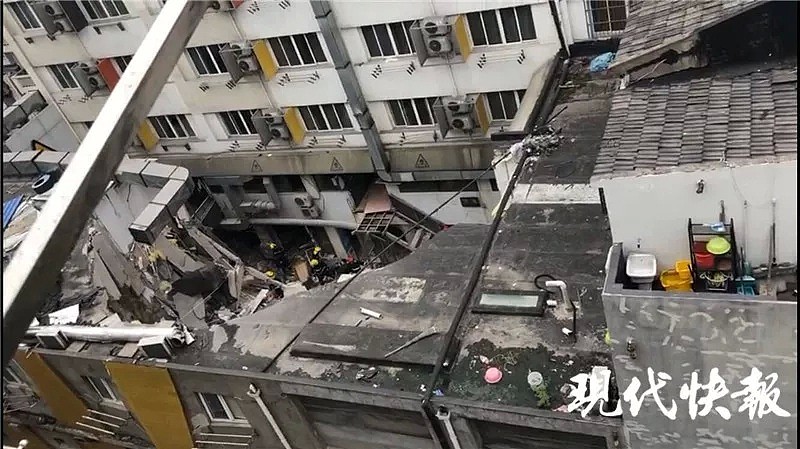 南京一栋建筑发生墙体坍塌，现场共5人已救出3人（组图） - 1