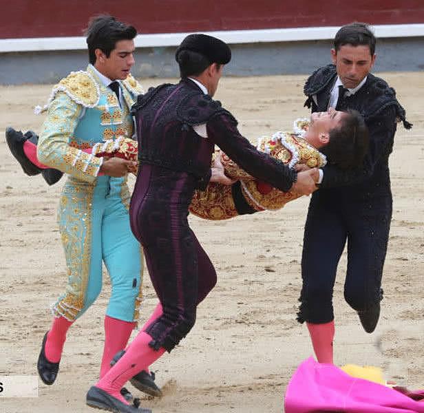 27岁西班牙高颜值斗牛士赛场受重伤，20岁王位继承人女友目睹惨状