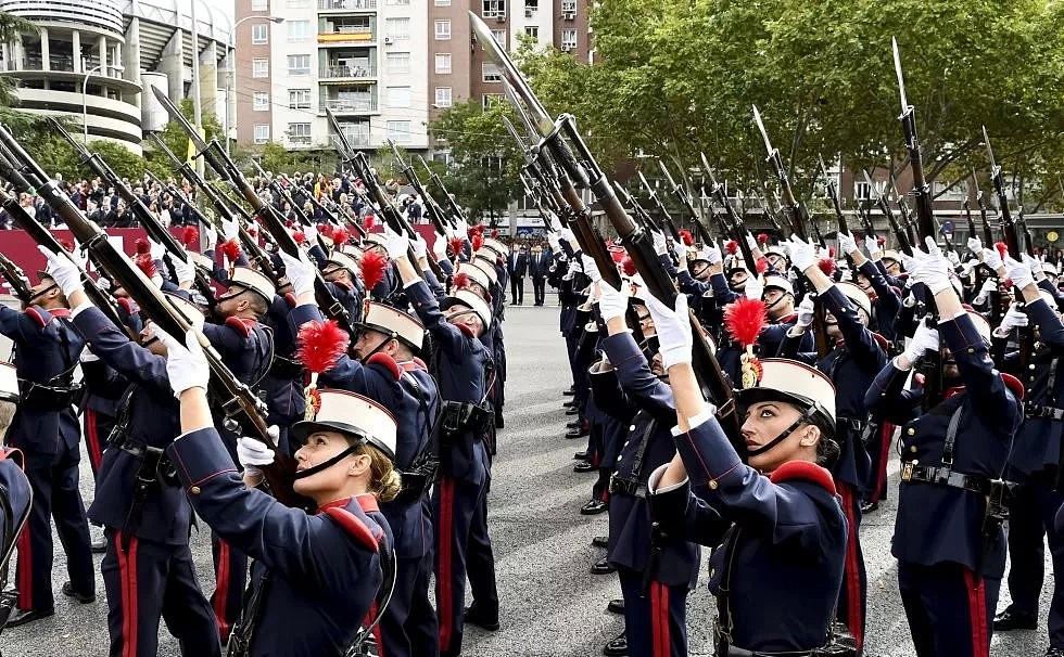 国庆节阅兵式，伞兵披着国旗挂上了路灯，西班牙真是个神奇的国家…（组图） - 17