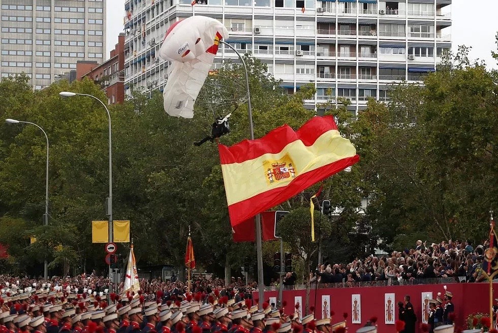 国庆节阅兵式，伞兵披着国旗挂上了路灯，西班牙真是个神奇的国家…（组图） - 26