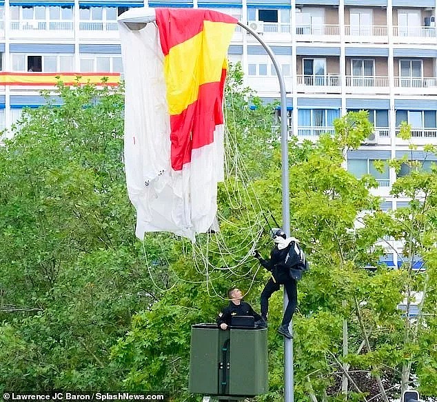 国庆节阅兵式，伞兵披着国旗挂上了路灯，西班牙真是个神奇的国家…（组图） - 29