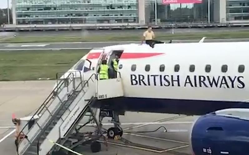 报应来了！示威者爬飞机顶部 导致英国机场瘫痪（组图） - 2
