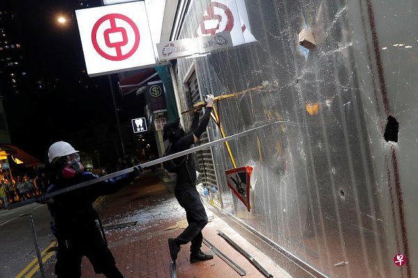 香港示威者破坏多家亲港府或中资背景企业，华为、中国银行被砸（组图） - 3