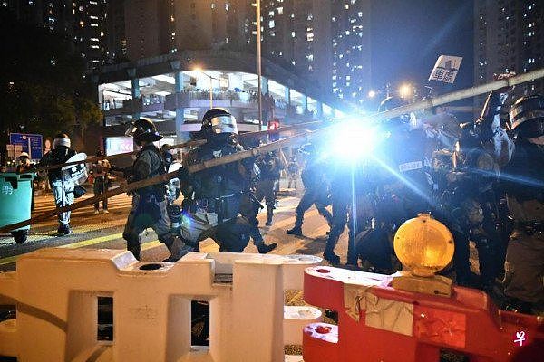 香港示威者破坏多家亲港府或中资背景企业，华为、中国银行被砸（组图） - 5