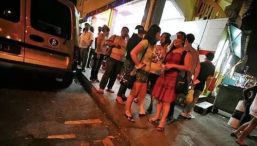 揭秘新加坡性工作者日常：被逼拍艳照，免费服务，工作超13小时……（组图） - 12