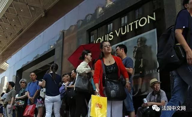 中国游客在欧洲大肆购奢侈品 法国人嫌弃不已!（组图） - 2