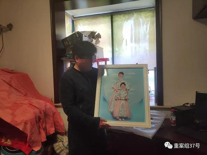 ▲王鹏怀抱着高馨和艾米刚刚拍的写真。新京报记者 康佳 摄