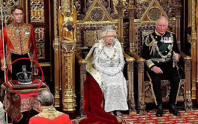 英国女王为议会开幕，未戴2.3斤王冠，93岁女王确实垂垂老矣
