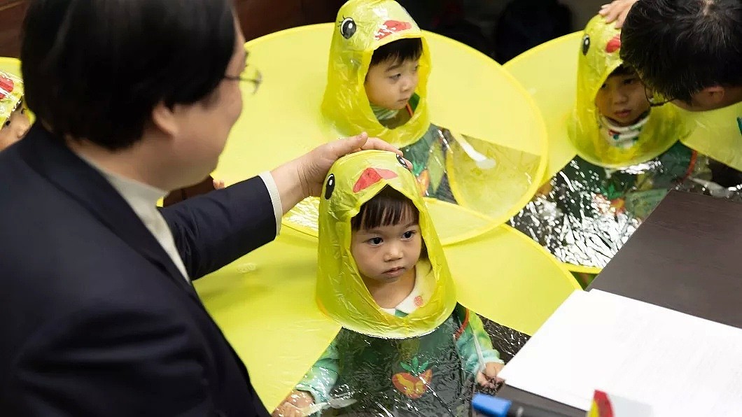 华人家长千万注意，这款雨衣可以把小孩活活勒死...千万别买！（组图） - 20