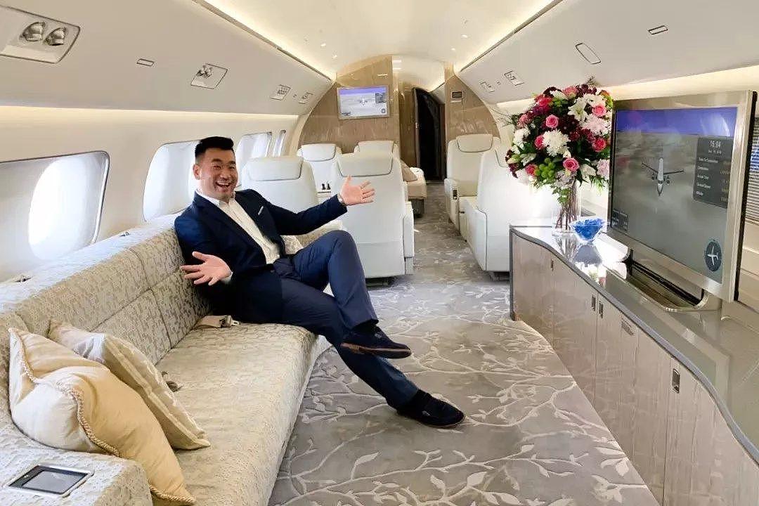 华人网红哥们体验价值14亿的豪华私人飞机，我彻底酸了！（组图） - 1