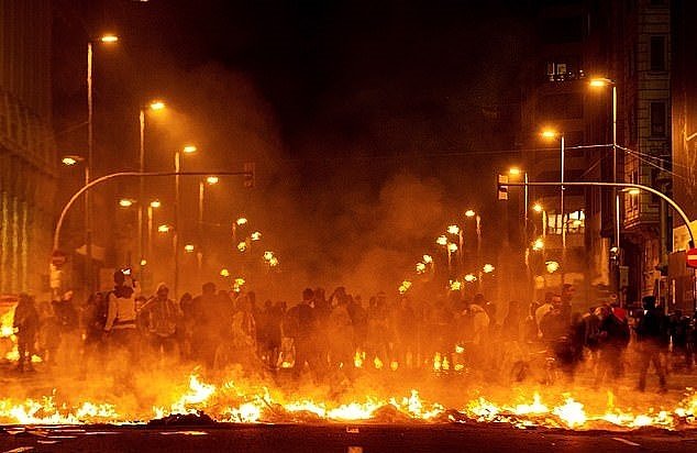 西班牙大规模暴力抗议 警察动手 欧盟怎么不吭声了（组图） - 1