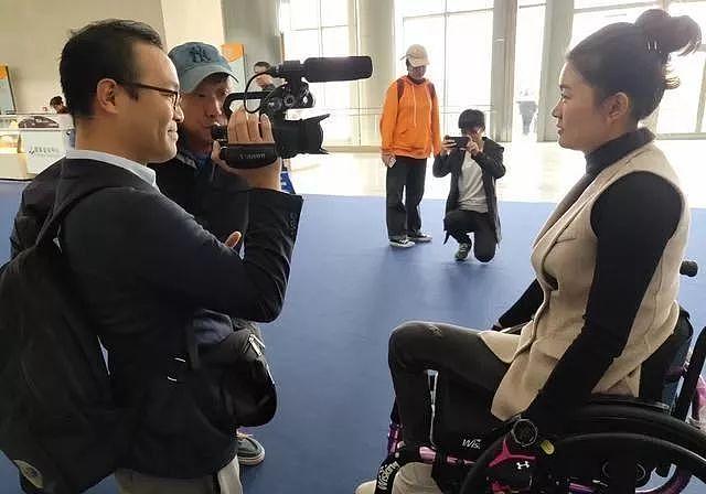 日本NHK记者跪着30分钟采访中国残疾人选手，当事人发朋友圈感叹