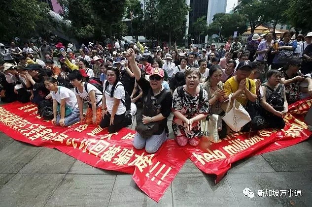 华人当心！被骗1000亿，上百中国人集体跪雨中唱国歌！哭诉：还我们血汗钱！（组图） - 2