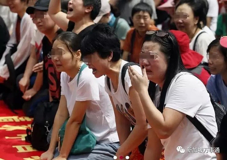 华人当心！被骗1000亿，上百中国人集体跪雨中唱国歌！哭诉：还我们血汗钱！（组图） - 9