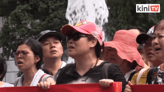 华人当心！被骗1000亿，上百中国人集体跪雨中唱国歌！哭诉：还我们血汗钱！（组图） - 11