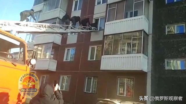 遭两名男子长达8小时的奸污后，俄罗斯女子从阳台跳下