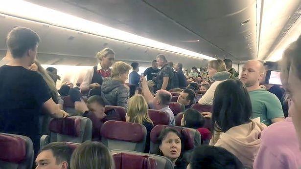 俄罗斯醉汉企图踢开飞机舱门，被乘客们制服后包在保鲜膜里