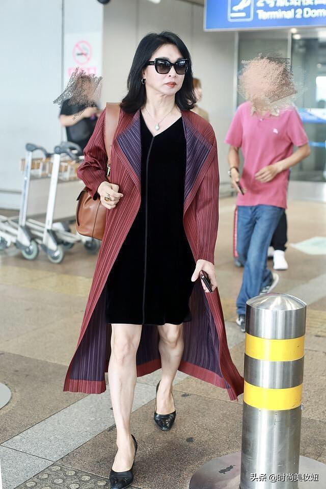 52岁金星机场新造型，只是换了紫色裙最少显胖10斤，全靠气质撑着