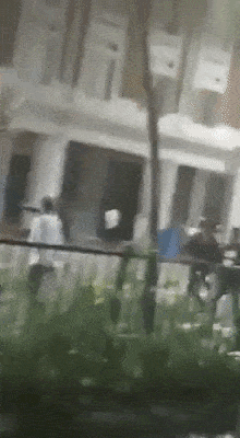 新加坡上演现实版古惑仔：黑衣人白衣人街头打群架混战、持刀砍人！（组图） - 5