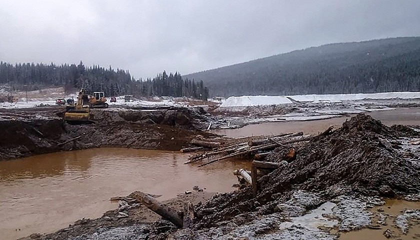 俄金矿违规开采水坝坍塌已致15人死，每名遇难者的家人将获赔100万卢布 （组图） - 3