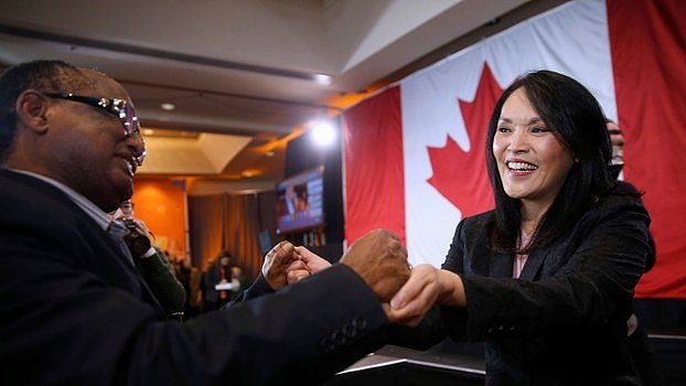 2019年10月22日，关慧贞（Jenny Kwan/右）连任加拿大联邦议员。（路透社）