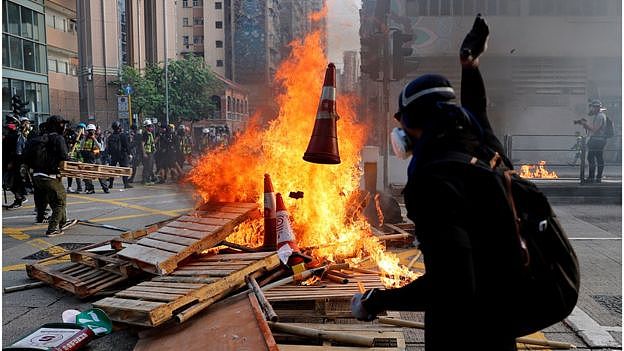 陈同佳案触发香港政府推动《逃犯条例》，但结果引发大规模示威。