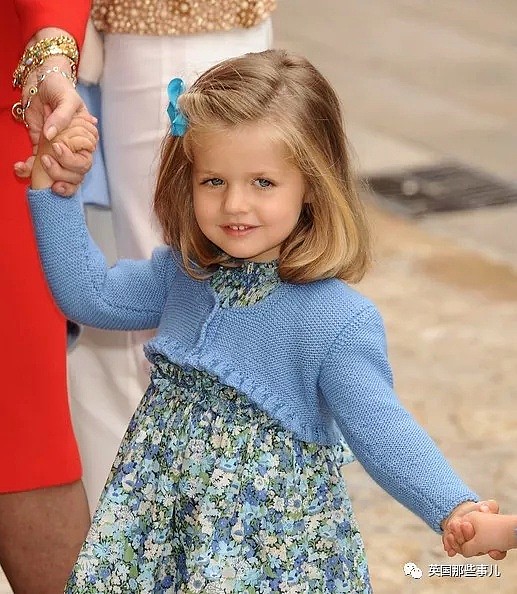 西班牙小公主撑伞画面圈粉无数：是将来要成为女王的美少女！（组图） - 17