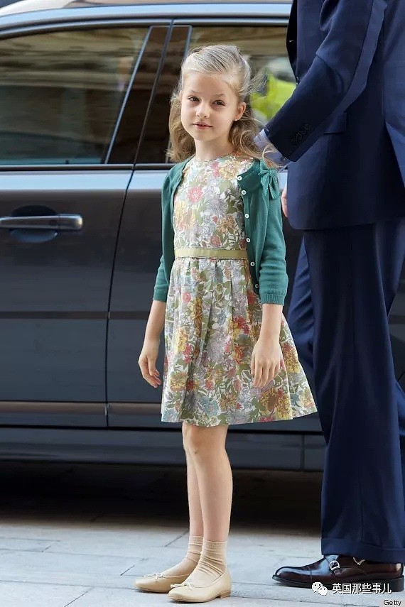 西班牙小公主撑伞画面圈粉无数：是将来要成为女王的美少女！（组图） - 32