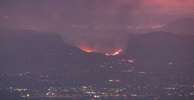 洛杉矶又发生大面积山火！百万豪宅被烧毁，4.5万户居民强行断电…（组图） - 16