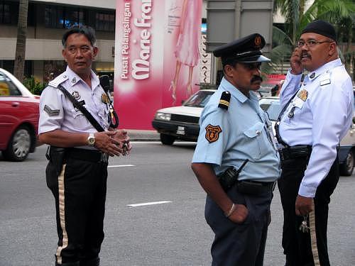 中国按摩女被马来西亚警方钓鱼执法！为赚300多块，被关2个月