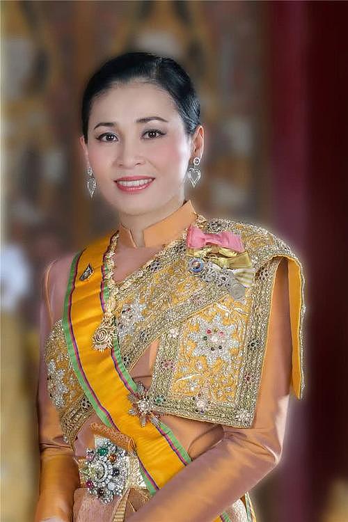 她出身贫民，嫁大26岁四婚泰王，隐忍11年成王后，还成功斗倒贵妃