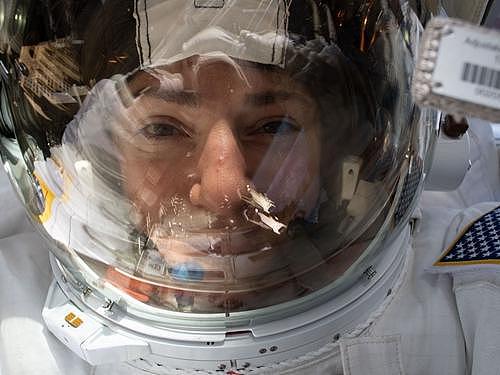 当地时间10月18日，NASA宇航员在太空执行任务时，玩起自拍。图片来源：NASA网站。